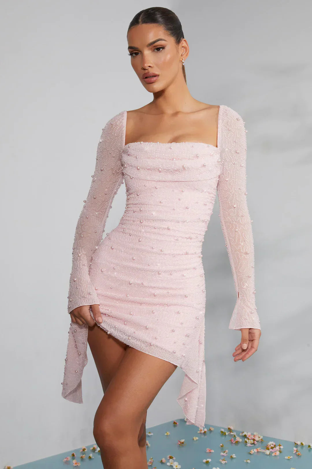 Mini-robe à manches longues et col décoré