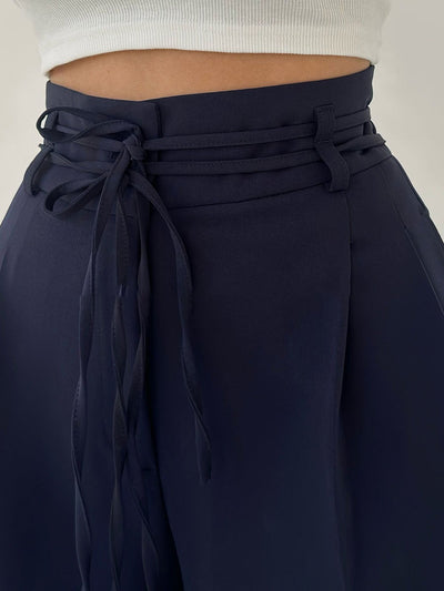 Pantalon large taille haute avec ceinture.