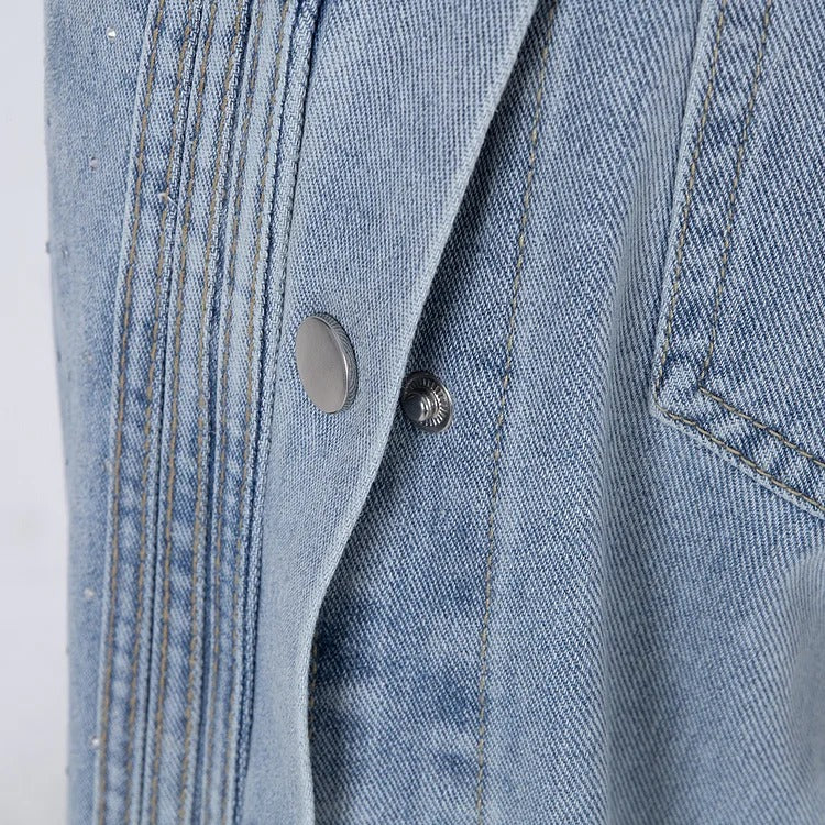 Jean taille haute orné de strass et boutonné sur le côté