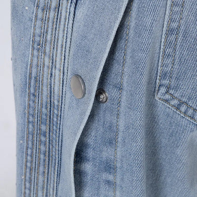 Jean taille haute orné de strass et boutonné sur le côté