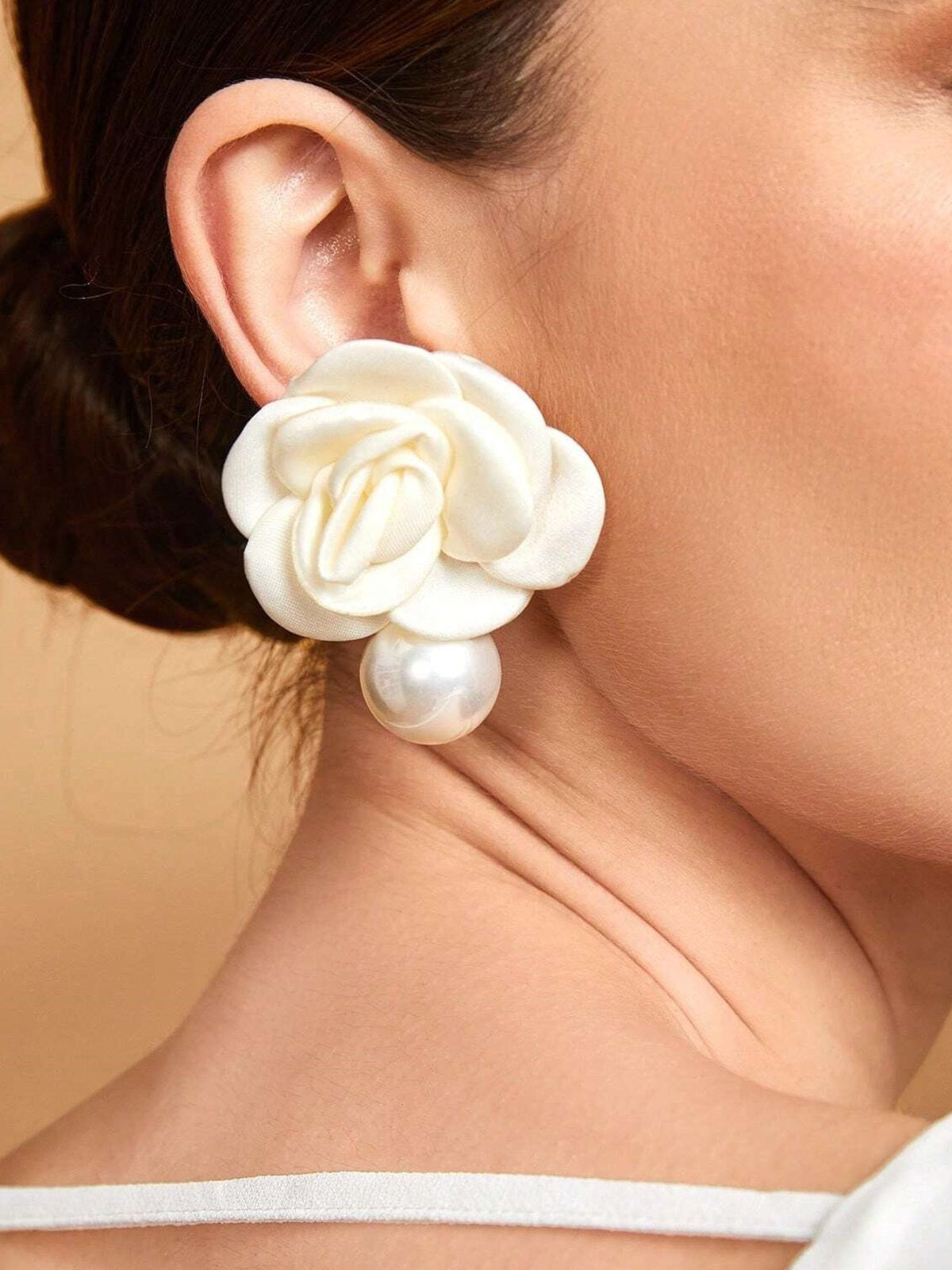 Boucles d'oreilles pendantes élégantes en imitation de perles et fleurs