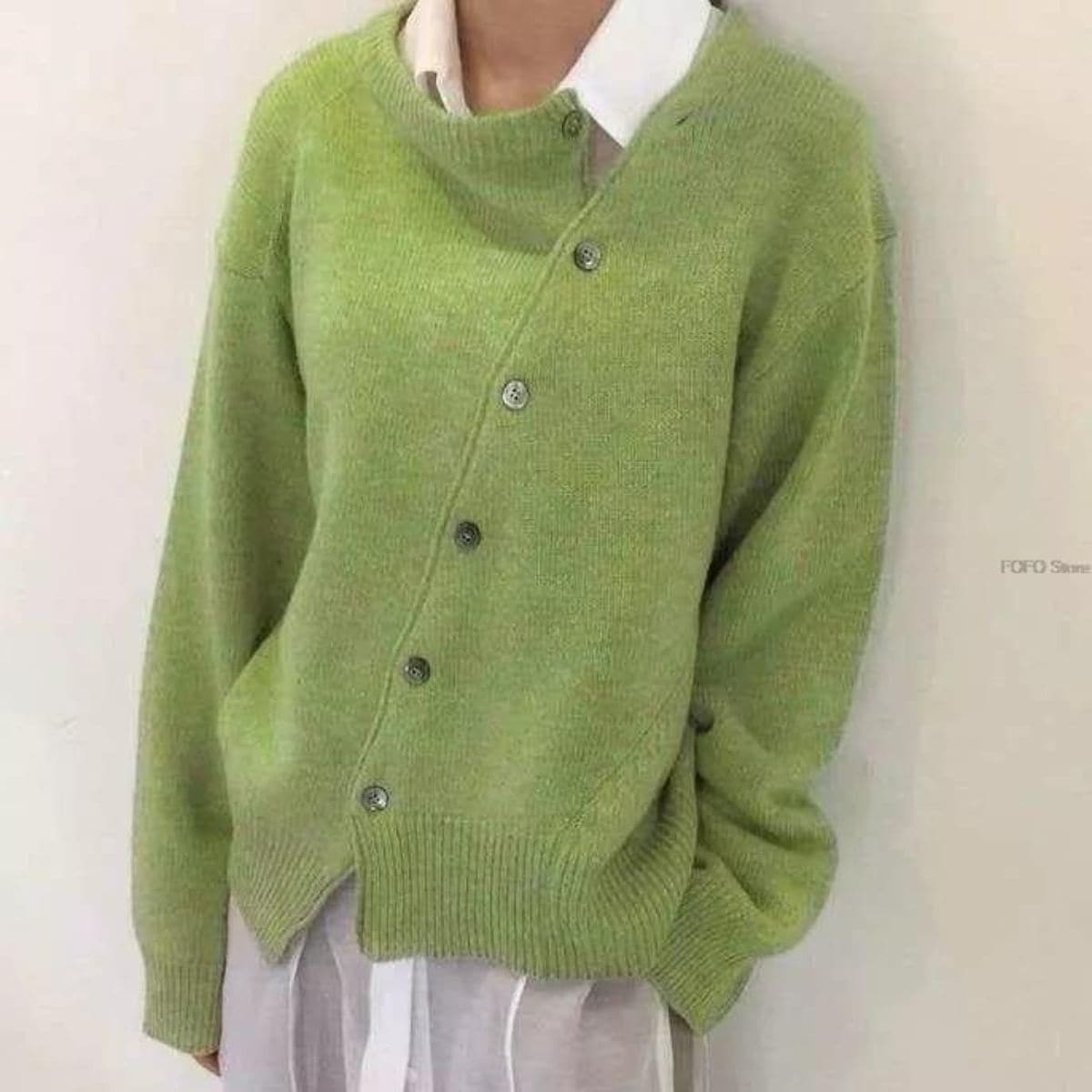 Pull femme – Coupe oversize – Maille douce – Boutonnage avant – Finitions côtelées