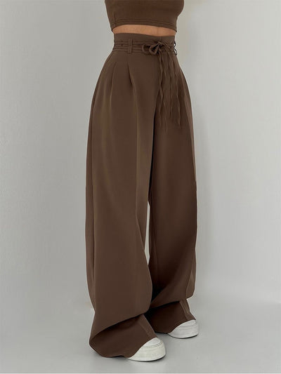 Pantalon large taille haute avec ceinture.