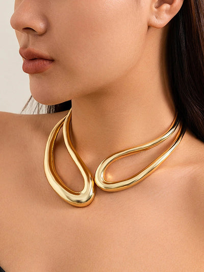 Collier ras du cou géométrique creux exagéré