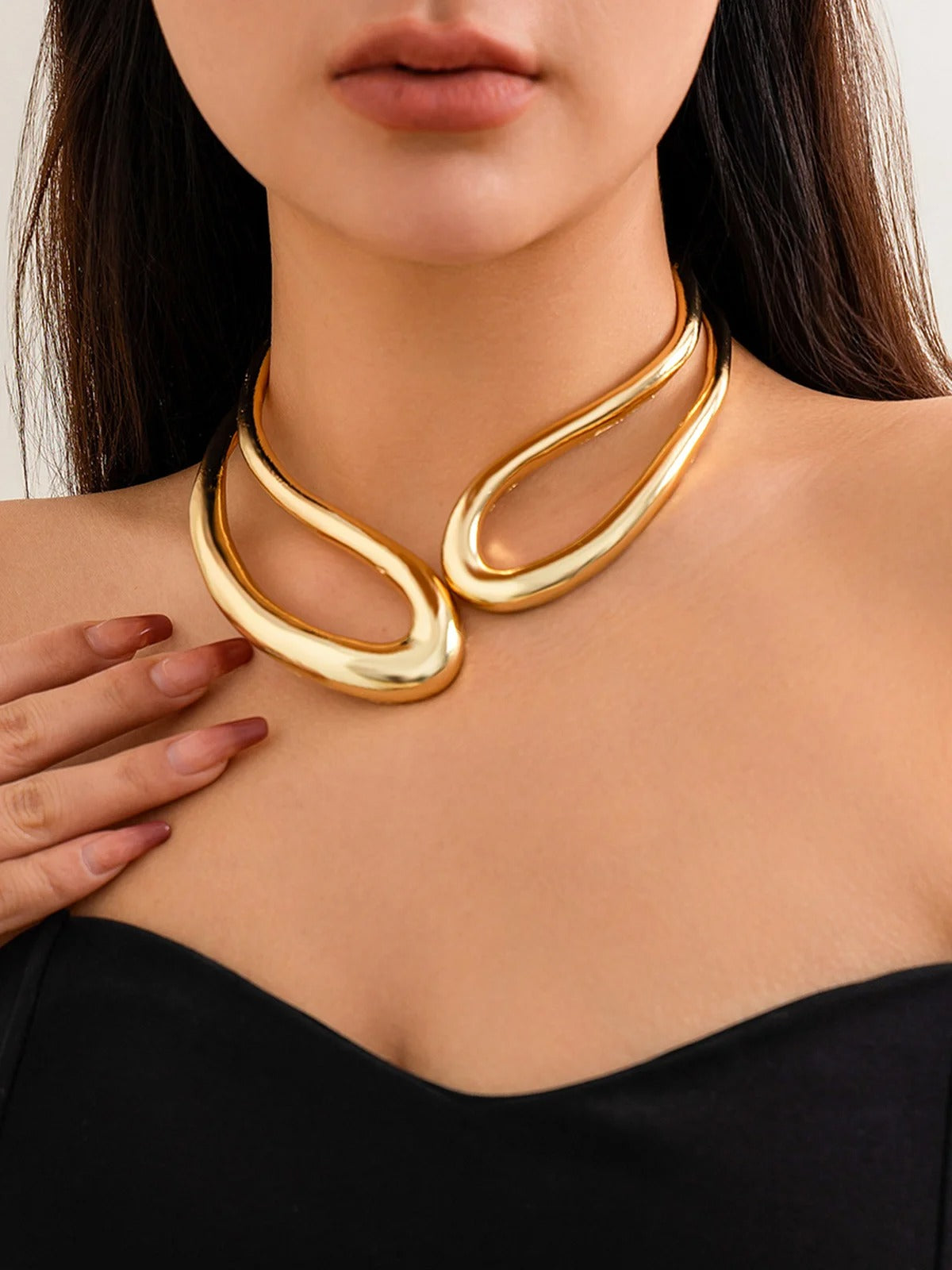 Collier ras du cou géométrique creux exagéré