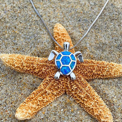 Set de collier et boucles d'oreilles avec des tortues de mer en opale