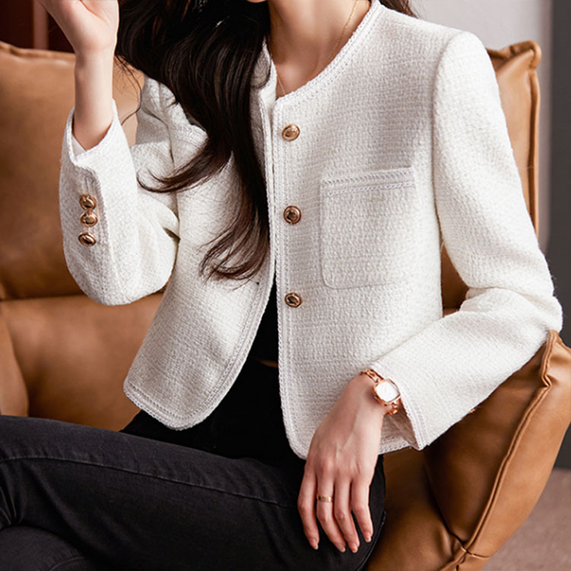 Blazer femme – Coupe courte – Tissu texturé – Silhouette structurée – Boutons dorés