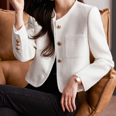 Blazer femme – Coupe courte – Tissu texturé – Silhouette structurée – Boutons dorés