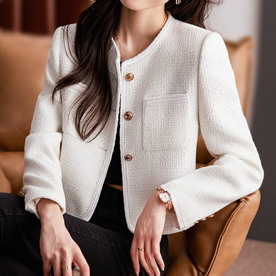 Blazer femme – Coupe courte – Tissu texturé – Silhouette structurée – Boutons dorés