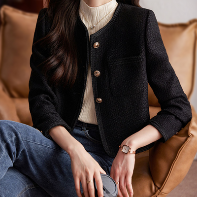 Blazer femme – Coupe courte – Tissu texturé – Silhouette structurée – Boutons dorés