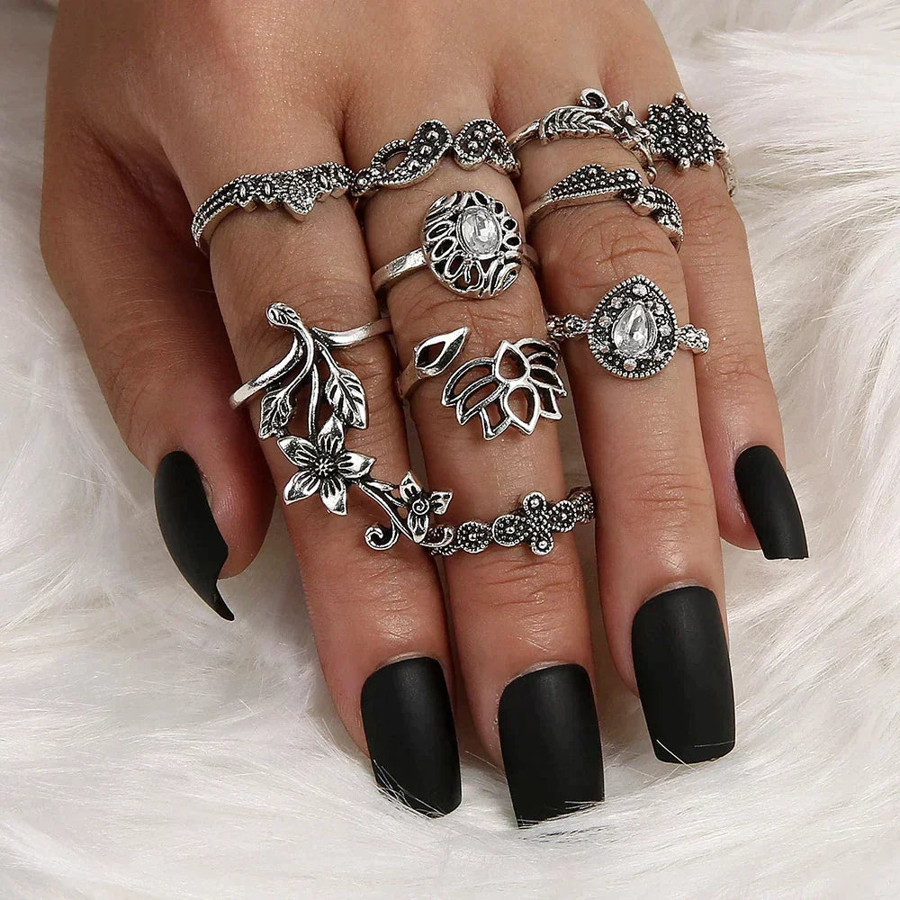 Ensemble avec des anneaux en argent antique avec des détails enchanteurs