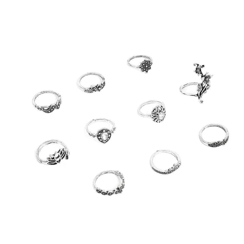 Ensemble avec des anneaux en argent antique avec des détails enchanteurs