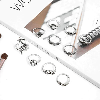 Ensemble avec des anneaux en argent antique avec des détails enchanteurs
