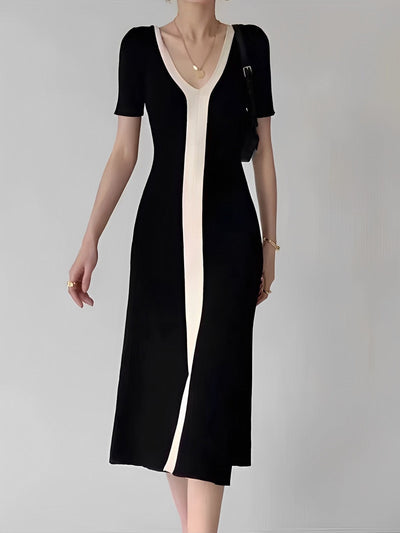 Robe mi-longue fendue en tricot bicolore à col en V