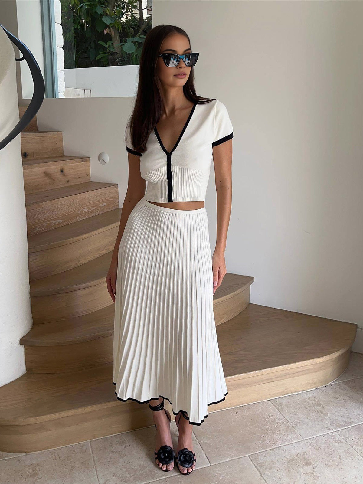 Ensemble jupe-pull à bordure contrastée