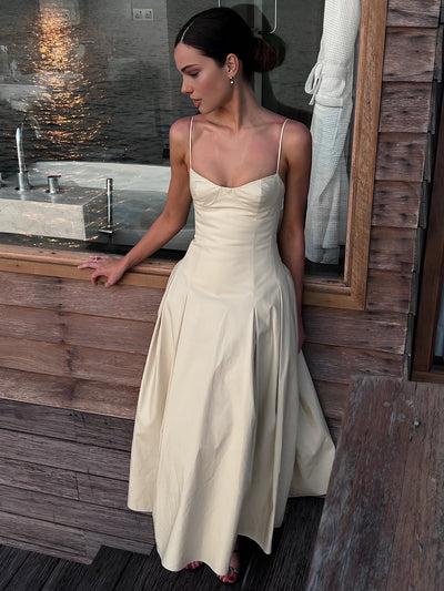 Robe longue plissée à bretelles