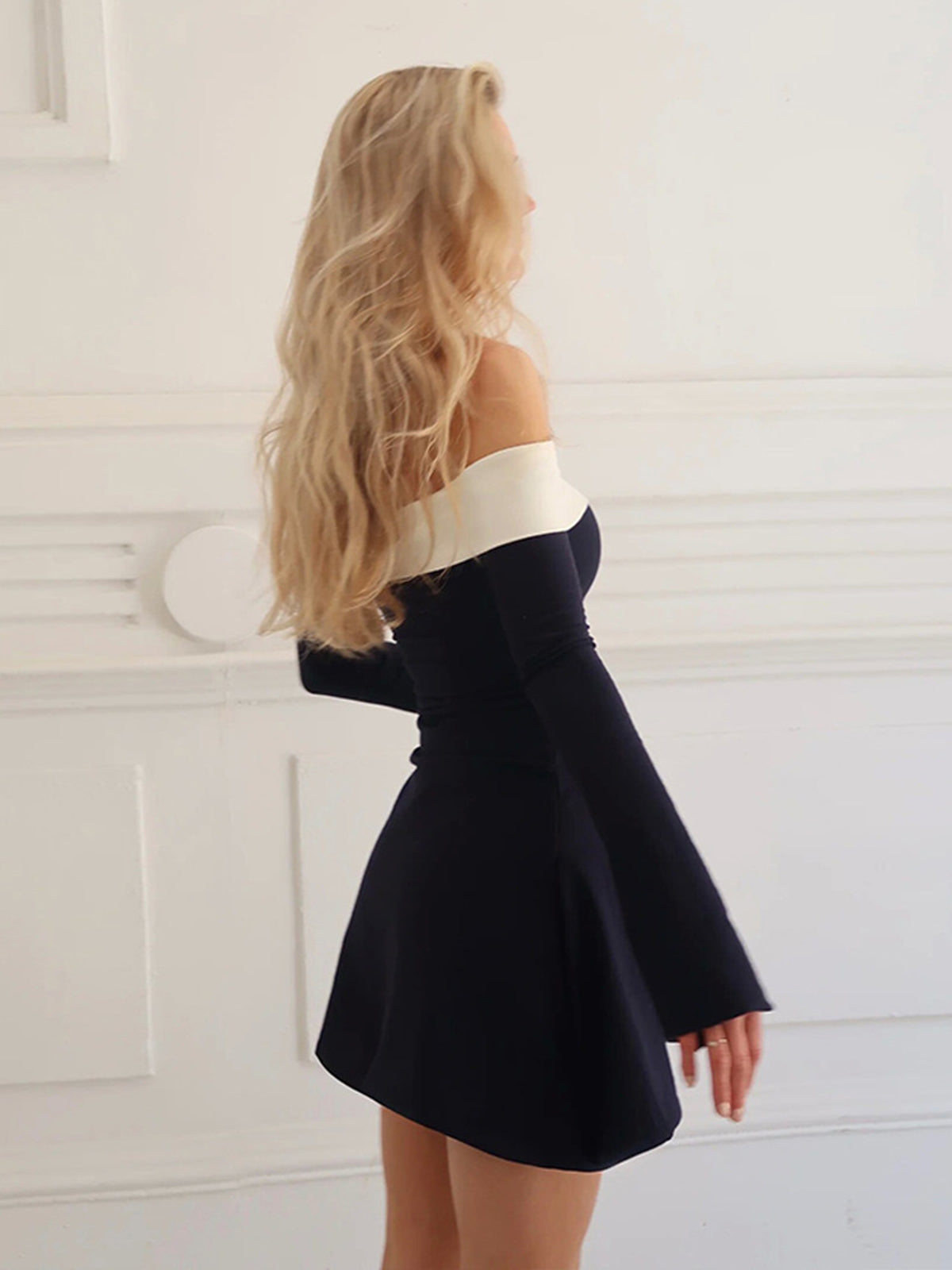 Tanya | Robe courte à manches longues et épaules dénudées, color block