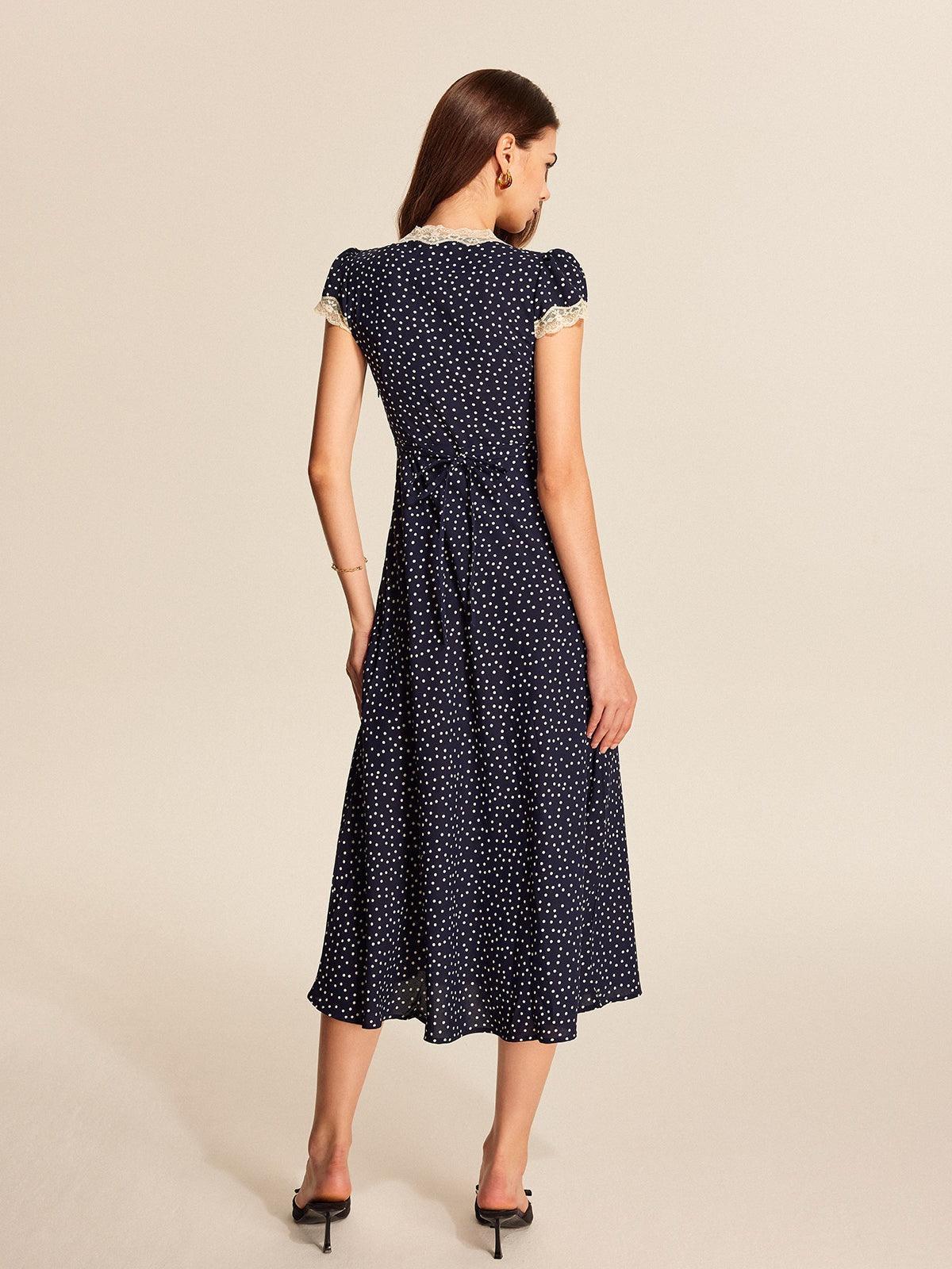 Robe à pois avec bordure en dentelle