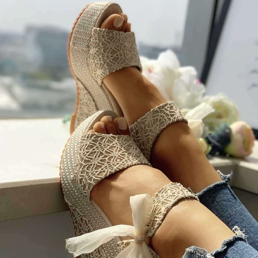 Lola - Sandales élégantes à talons compensés, au confort luxueux et aux accents uniques pour les femmes