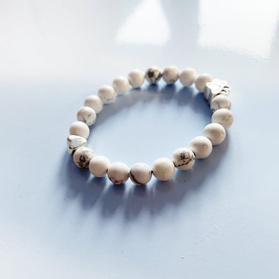 Bracelet Élégant en Pierre Naturelle avec Pendentifs Patte et Cœur – ELARA