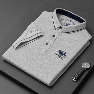 Polo homme – Maille douce – Coupe régulière – Col contrasté – Détails brodés