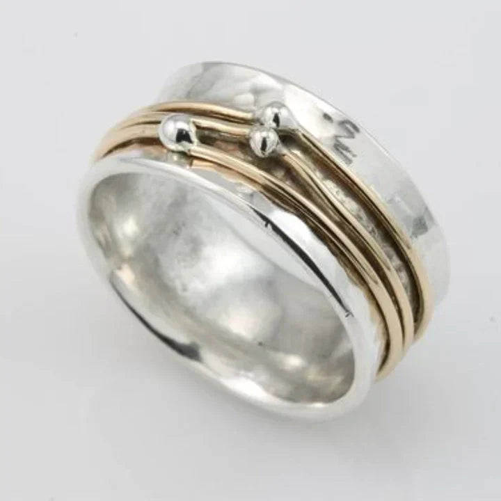 Bague en argent striée avec éléments en or