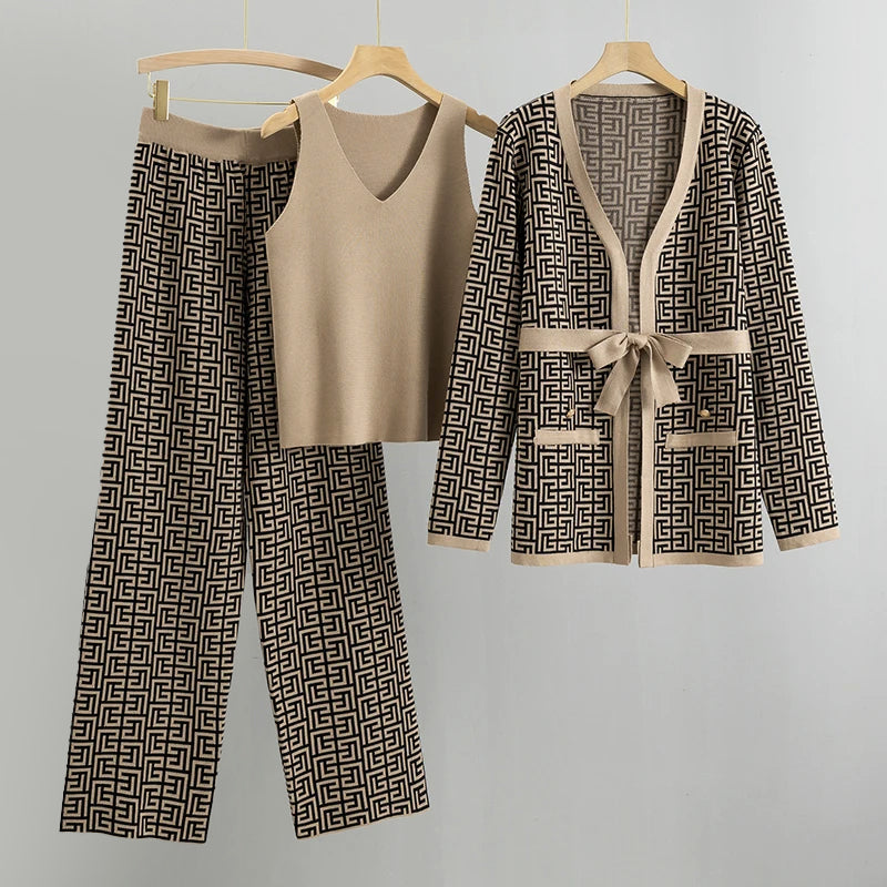 Ensemble Femme – Maille Douce – Top Sans Manches – Pantalon Taille Haute – Gilet Ceinturé