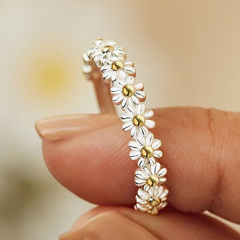 Bague en argent réglable avec marguerite en émail peinte à la main