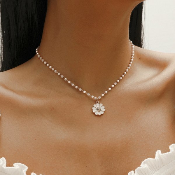 Collier en perles avec pendentif marguerite