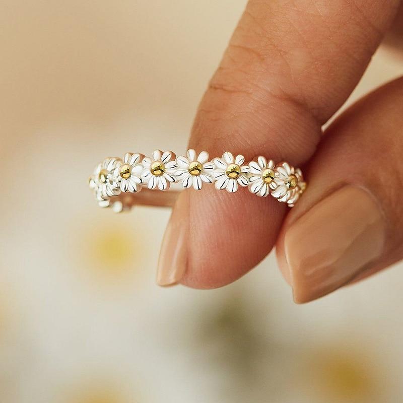 Bague en argent réglable avec marguerite en émail peinte à la main