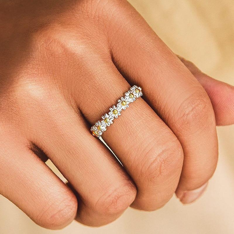 Bague en argent réglable avec marguerite en émail peinte à la main