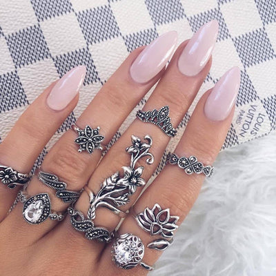 Ensemble avec des anneaux en argent antique avec des détails enchanteurs