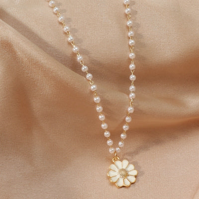 Collier en perles avec pendentif marguerite