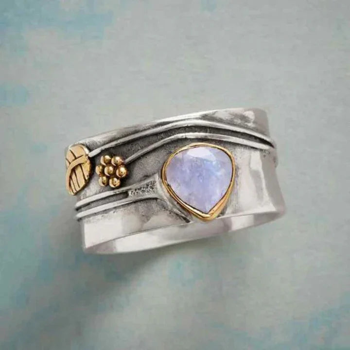 Bague argentée avec pendentif en pierre de lune