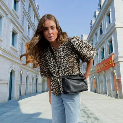 Rose | Blouse tendance avec motif léopard et manches bouffantes