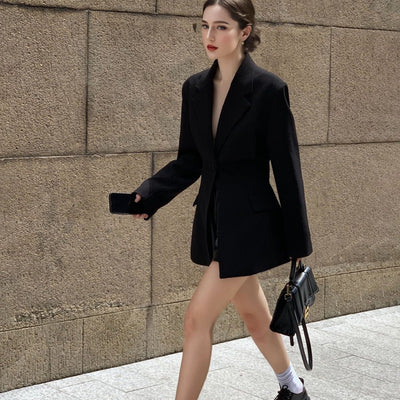 Blazer femme – Coupe cintrée – Tissu structuré doux – Ceinture taille – Col tailleur