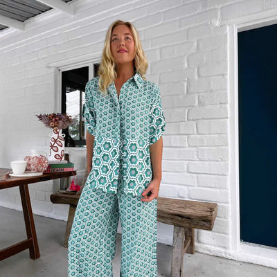 Ensemble Femme Chemise et Pantalon – Coupe Décontractée – Imprimé Géométrique – Tissu Respirant