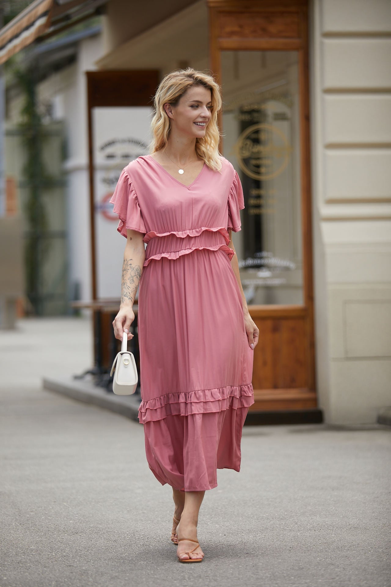 Robe longue femme – Tissu fluide respirant – Volants – Manches papillon – Décolleté V