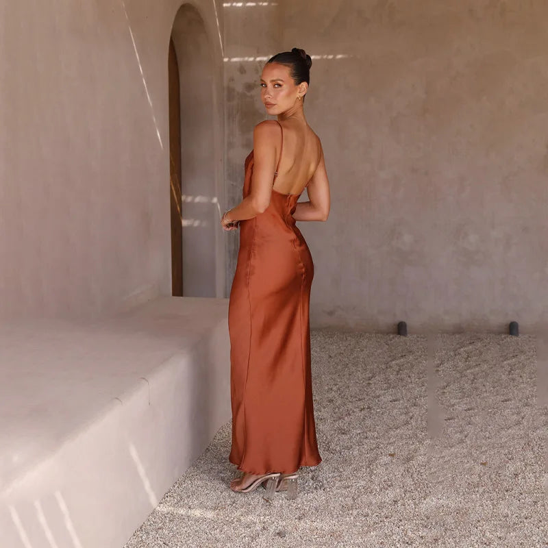 Klara | Robe longue en satin à col bénitier