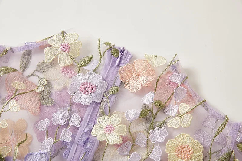 Robe Brodée | Floral Chic | Élégance Romantique