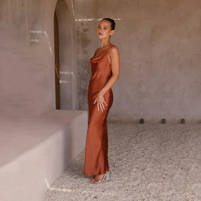 Klara | Robe longue en satin à col bénitier