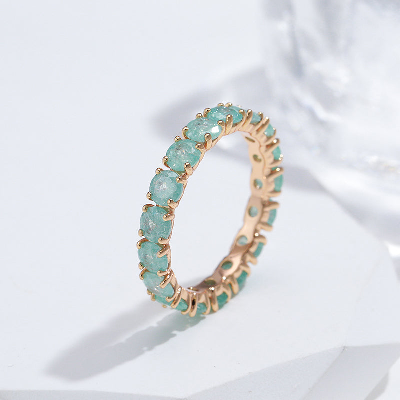 Bague en or luxueuse avec des pierres de zirconia colorées
