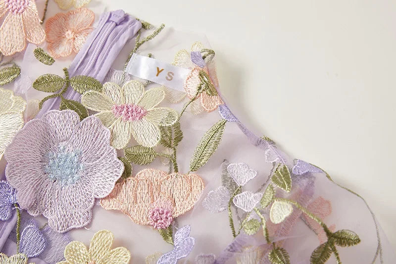 Robe Brodée | Floral Chic | Élégance Romantique