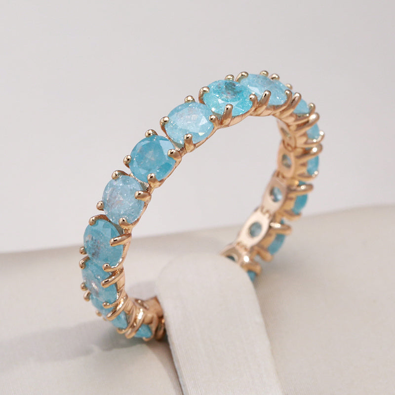 Bague en or luxueuse avec des pierres de zirconia colorées