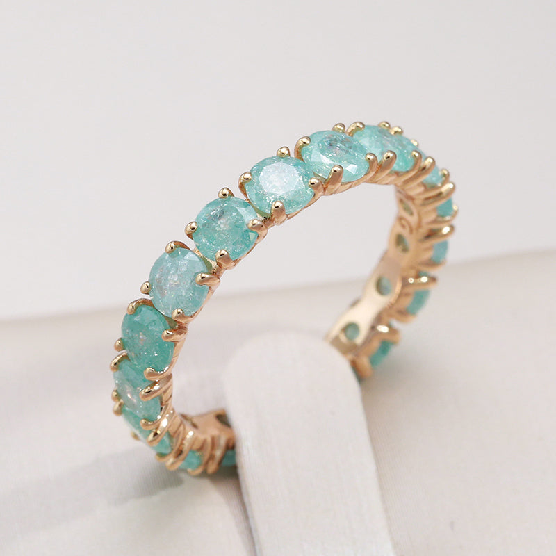 Bague en or luxueuse avec des pierres de zirconia colorées
