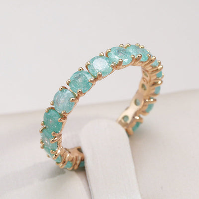 Bague en or luxueuse avec des pierres de zirconia colorées