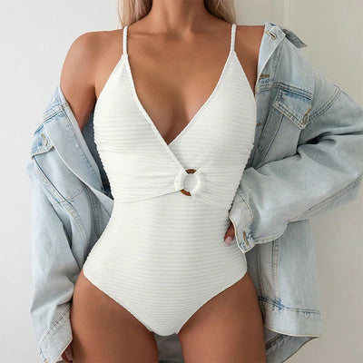 Maillot de bain 1 pièce femme – Décolleté plongeant – Coupe slim – Détail ajouré élégant