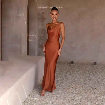 Klara | Robe longue en satin à col bénitier