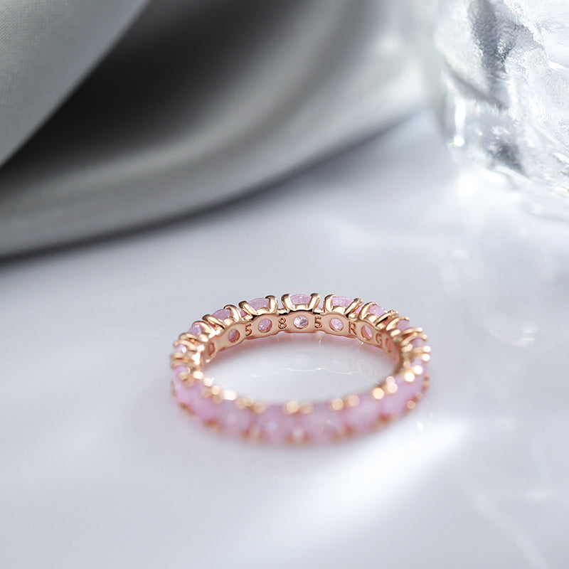 Bague en or luxueuse avec des pierres de zirconia colorées