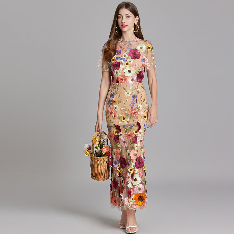 Robe longue femme – Tissu brodé – Coupe ajustée – Col haut transparent – Manches courtes